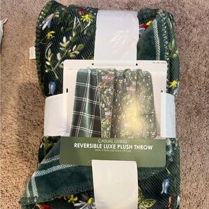 Casual Living Reversible Luxe Plush Throw - Green Floral